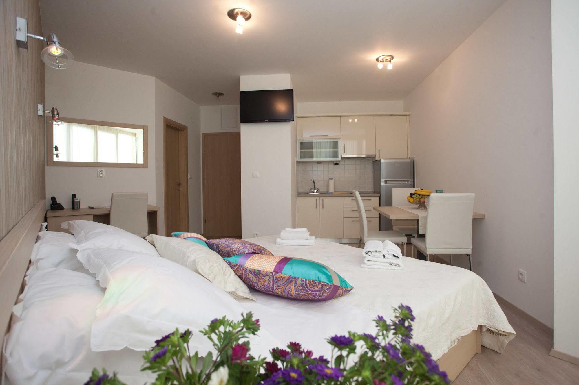 Cro Jet Set Apartments Спліт Екстер'єр фото